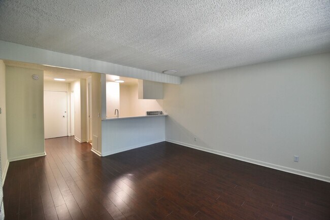 Foto del edificio - 7350 Kester Ave