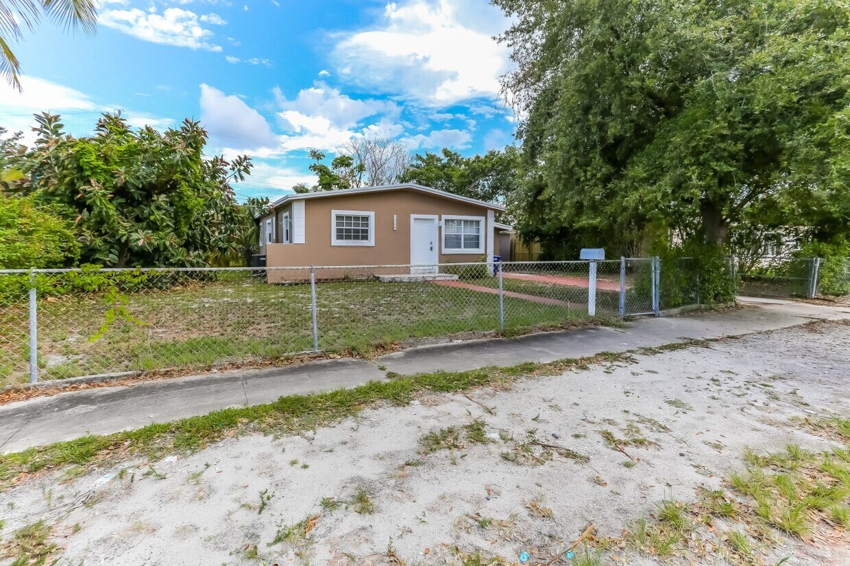 Foto principal - 1520 NE 206th St