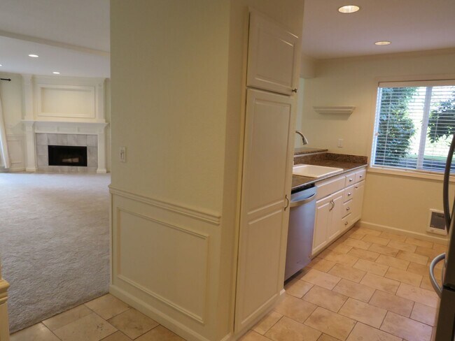 Building Photo - Downtown Kirkland * Rare Classic Luxury * ...