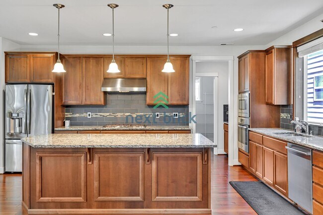 Foto del edificio - A spacious 4-bedroom+ 2 dens +Bonus Room a...