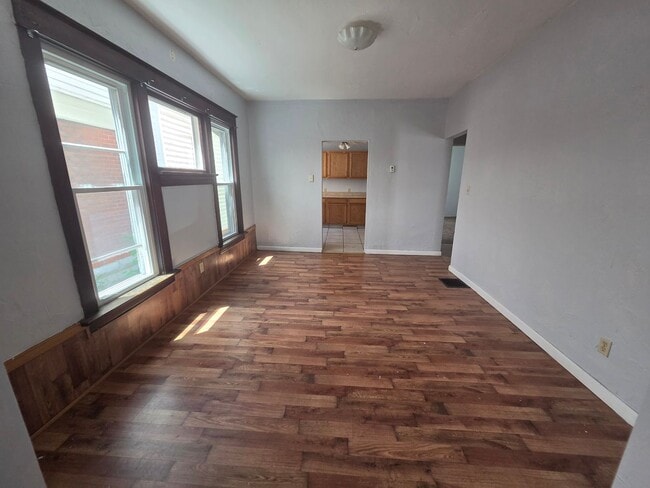 Building Photo - 1046 E 4th St