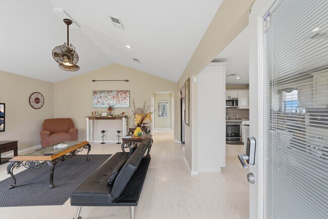 Foto del edificio - 360 S Lakeside Dr