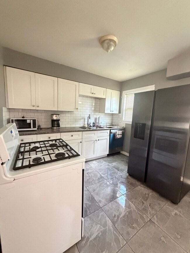 Building Photo - 9506 Sierra Dr