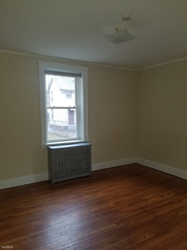 Building Photo - 1 br, 1 bath  - 34 Hotchkiss St c3