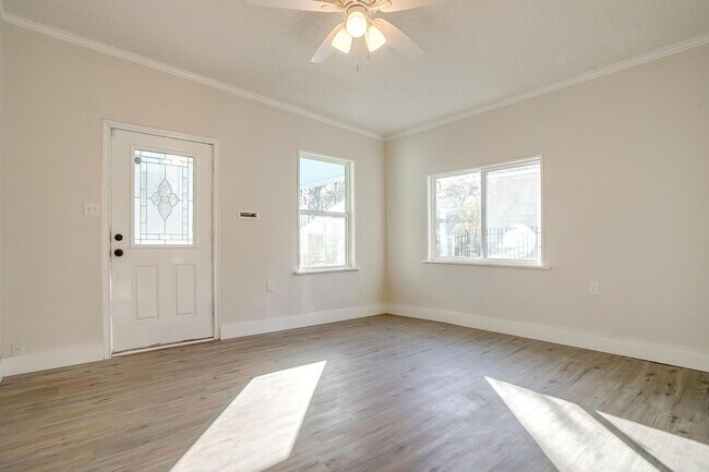 Building Photo - Newly Remodeled 2 Bed, 1 Bath Home near Historic Southside- 76110