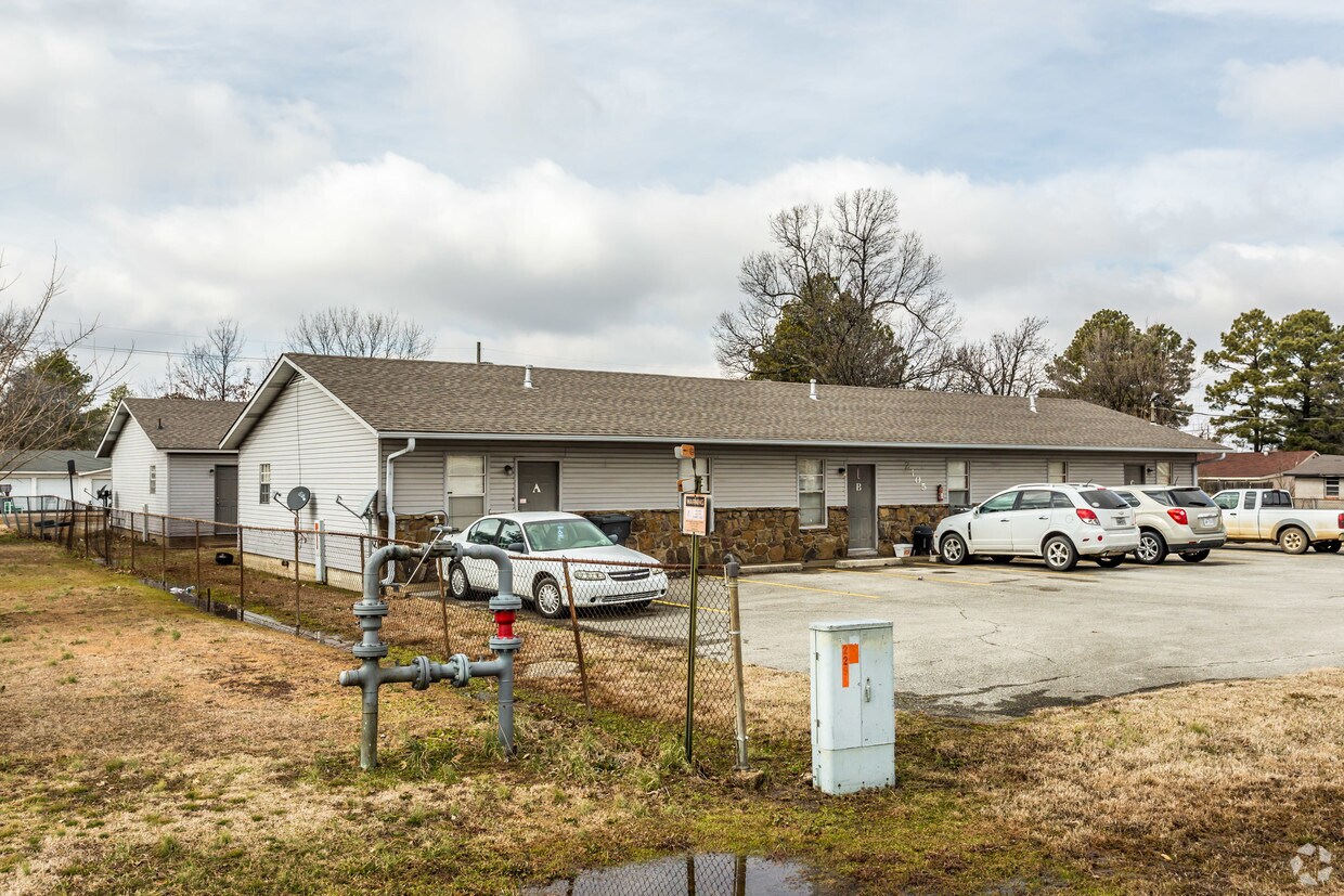 Building Photo - 2104 Kathleen St