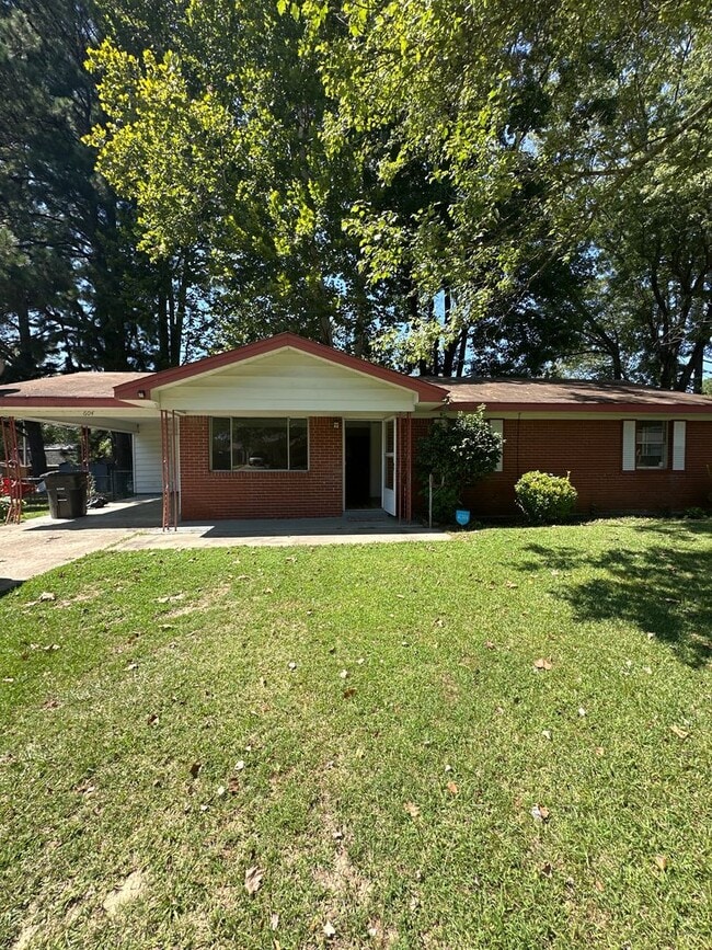 Building Photo - 604 Carpenter Dr