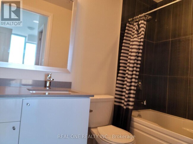 Photo du bâtiment - 5025 Four Springs Ave