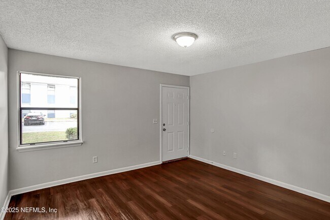 Foto del edificio - 10825 Key Haven Blvd
