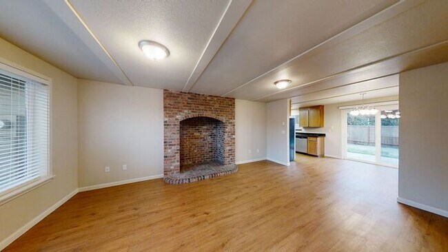 Foto del edificio - Beautiful 3 Bedroom 2 Bath Duplex for Rent...