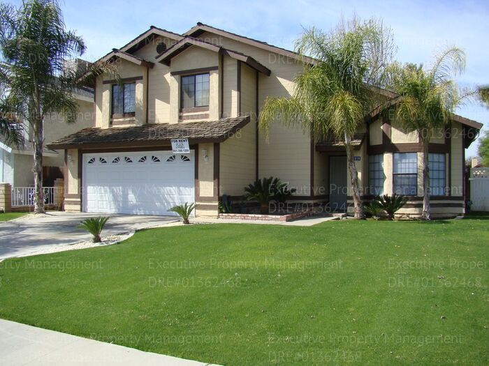 Primary Photo - 3 bedrooms /2.5 bath, small patio, washer/...
