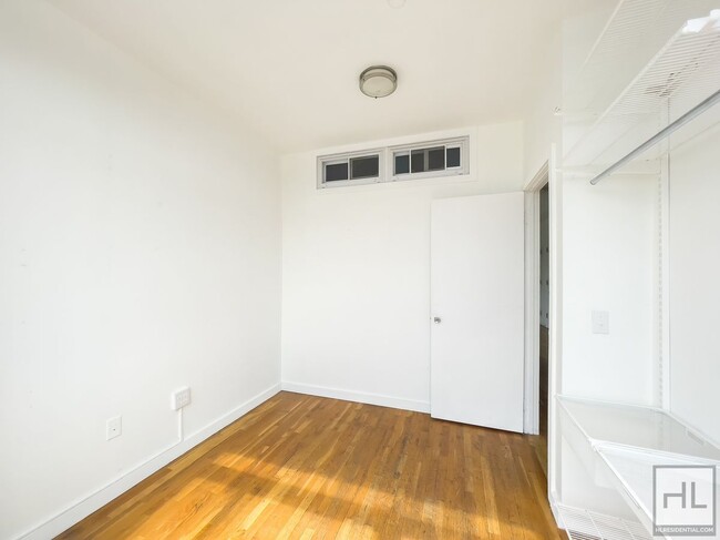 Foto del edificio - Sunlit Bushwick 2-Bed Plus a 3rd Room / Pr...