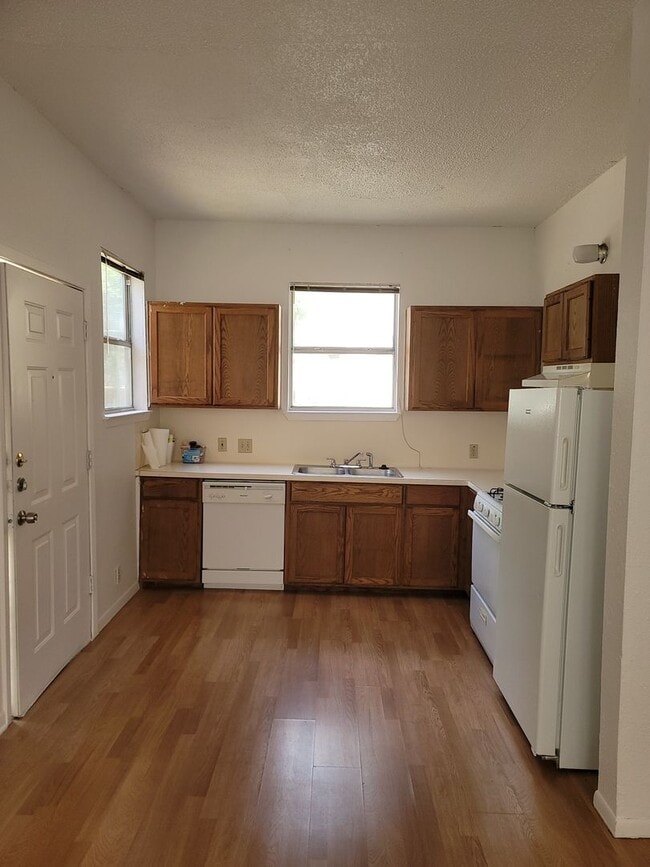 Building Photo - Clarksville Studio - Original Wood Floors - Million Dollar Neighborhood - $1100