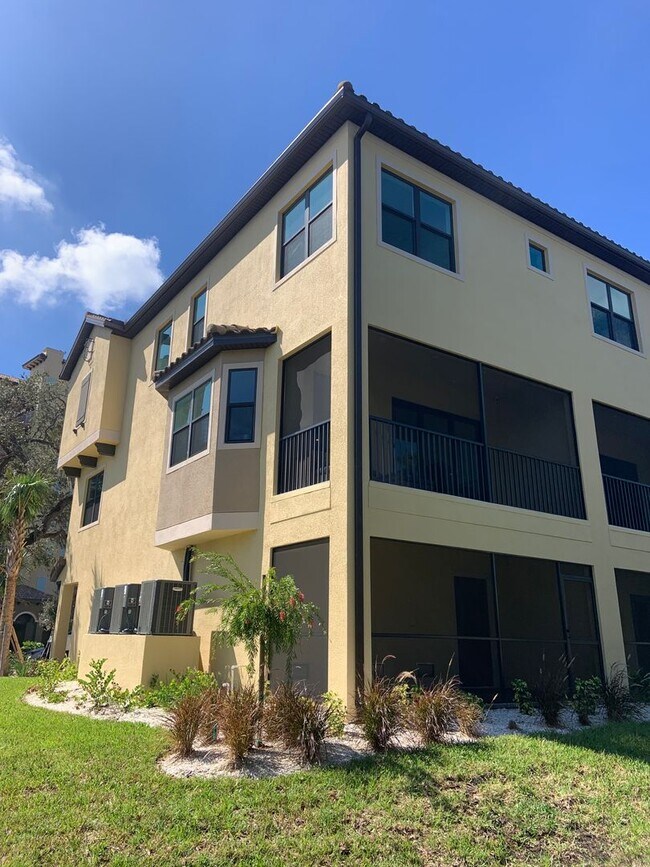 Foto del edificio - Seasonal only  Brand new 4/3 townhome with...