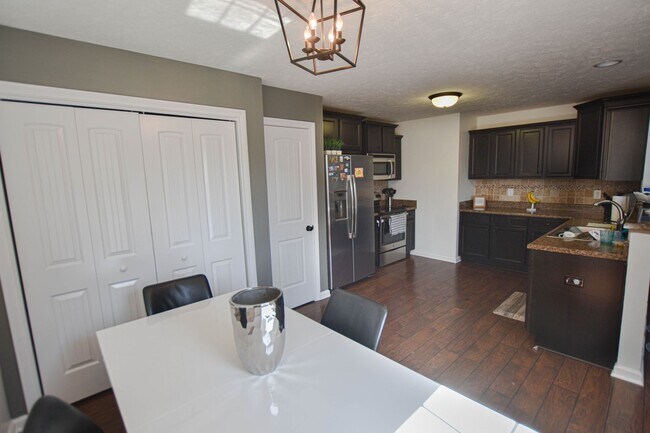 Building Photo - Pet Friendly Three Bedroom!