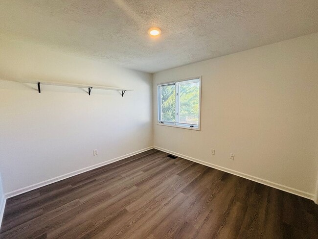 Building Photo - 3 Bedroom, 2 Bath Duplex
