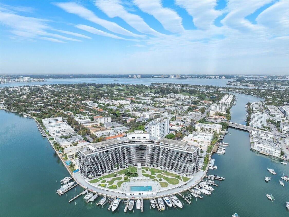 Foto principal - 900 Bay Dr