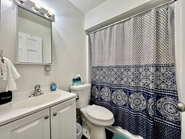 Building Photo - Trenton's apartment on First