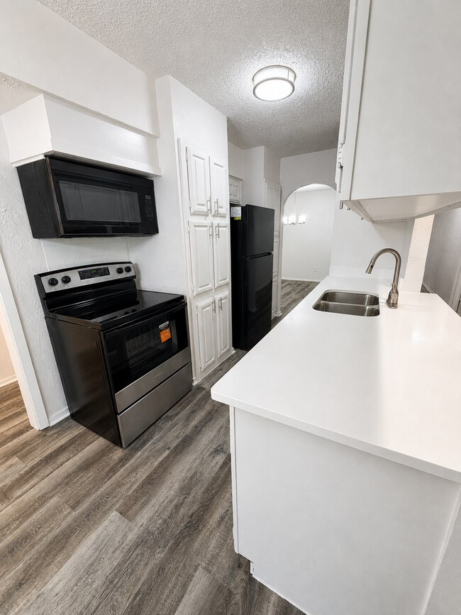 Foto del edificio - 3-Bedroom, 2 Bath Single Family for Rent in Arlington, TX | Attached Garage & Modern Kitchen