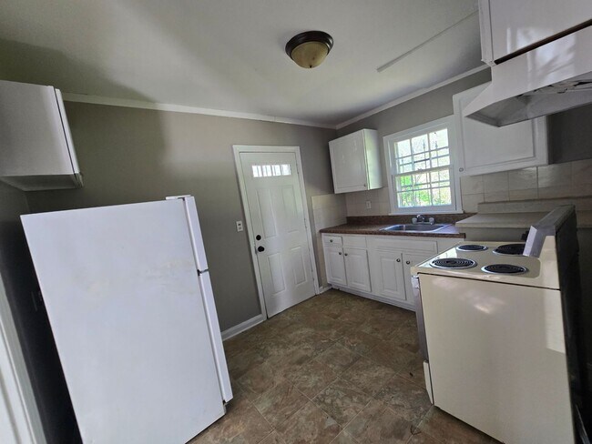 Building Photo - 3 bed 1 bath home