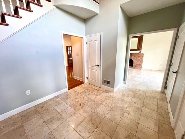 Building Photo - Pittsburgh - 5 Bedroom 3.5 Bathroom - Beau...