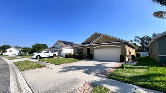Foto del edificio - STUNNING 3 Bedroom/2 Bathroom Home in Titu...
