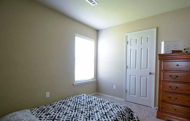 Building Photo - 2041 Fern Valley Dr