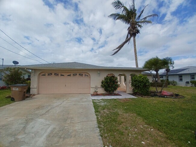 Building Photo - Newly Renovated Pool home, Direct Gulf Acc...