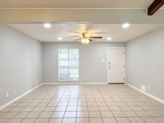 Foto del edificio - Available NOW This charming 1 story, 3 bed...