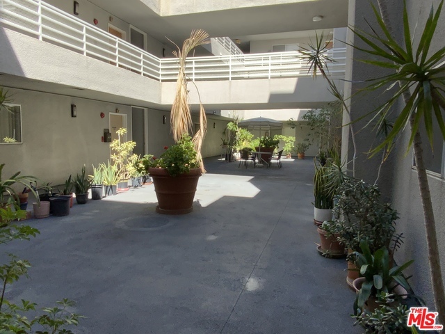 Foto principal - 3160 W 5th St
