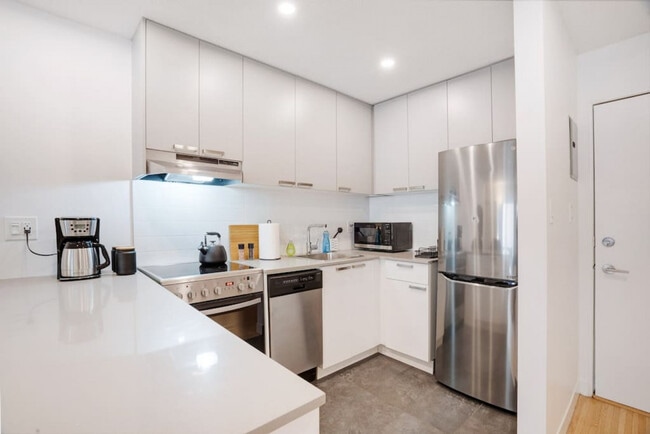 Building Photo - 1550 W 11th Ave