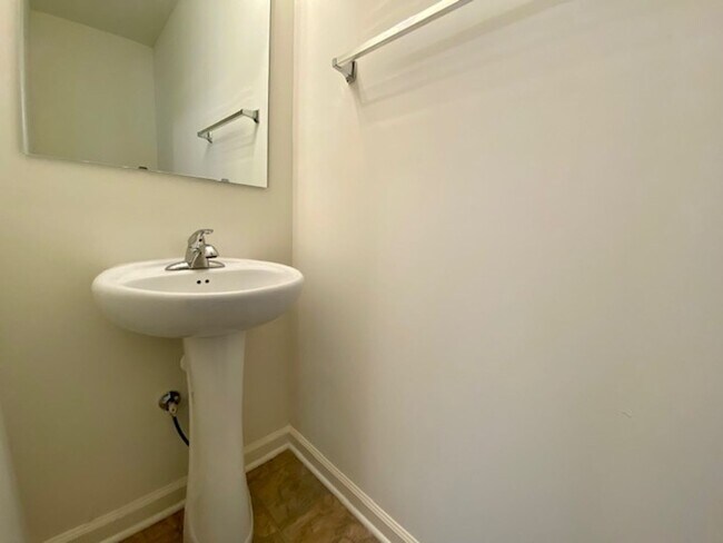 Foto del edificio - Newly constructed 4 bedroom, 2.5 bathroom ...