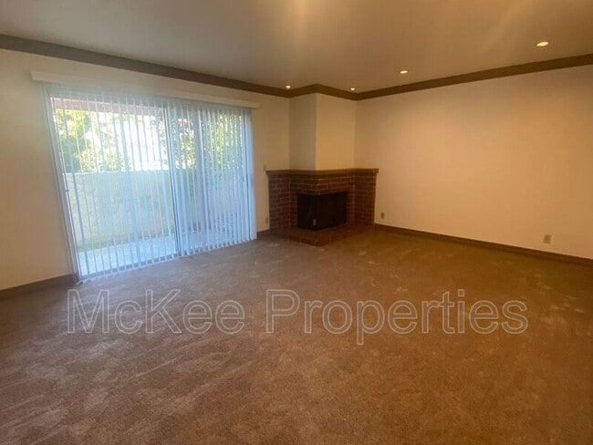 Foto del edificio - 5430 Linda Vista Rd