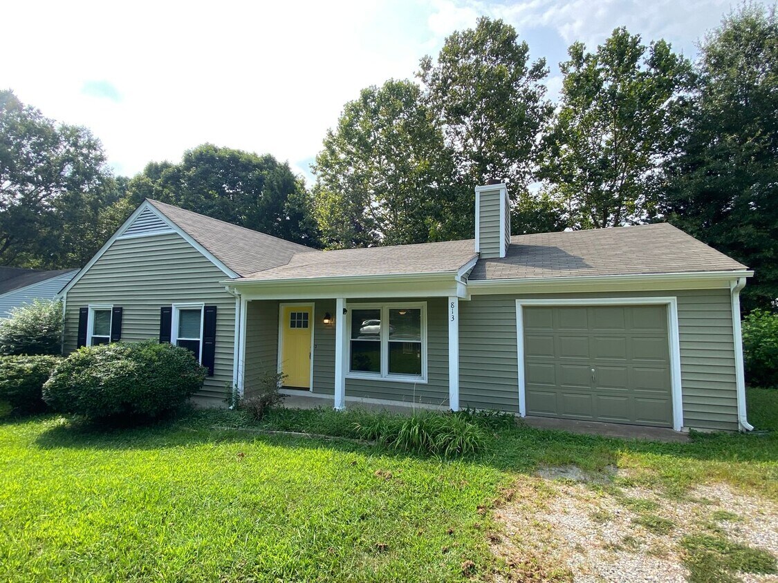 Foto principal - Updated 3 Bedroom 2 Bathroom Home in N. Ch...