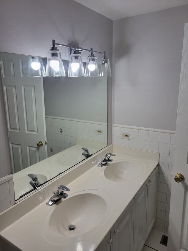 Foto principal - 1719 Queensbury Cir