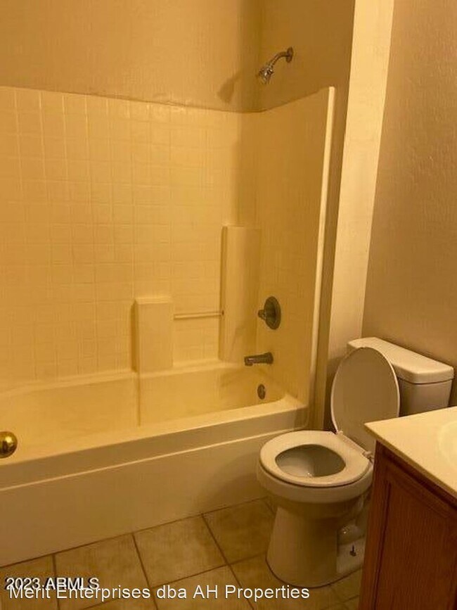 Building Photo - 2 br, 1 bath House - 595 W 20TH AVE #102