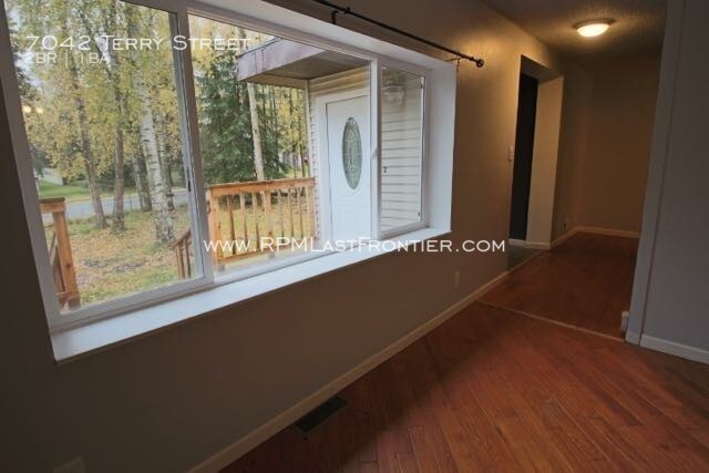 Building Photo - Cute 2bd/1ba w/ a Fenced yard and Deck!