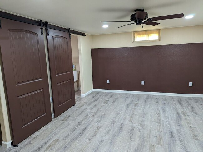 Foto del edificio - 3 bedroom 2 bath Pet-Friendly House with Amazing Backyard!