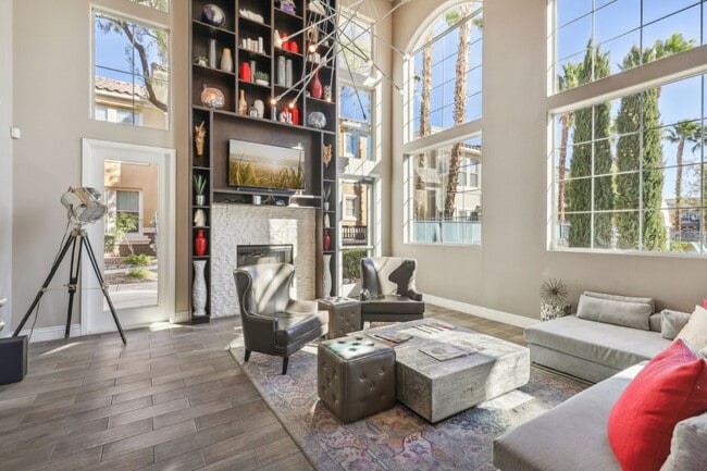 Building Photo - Venicia