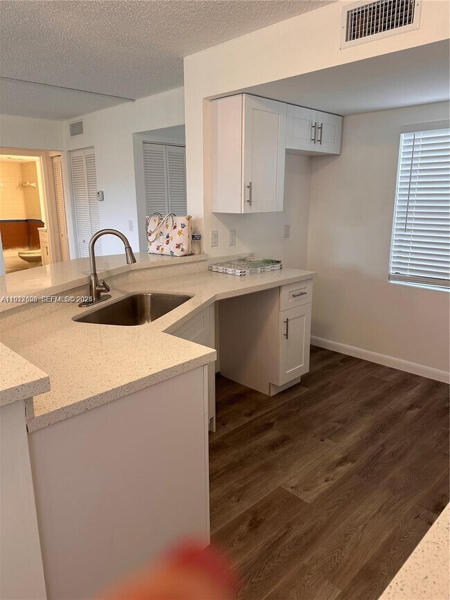 Foto del edificio - 9999 Summerbreeze Dr