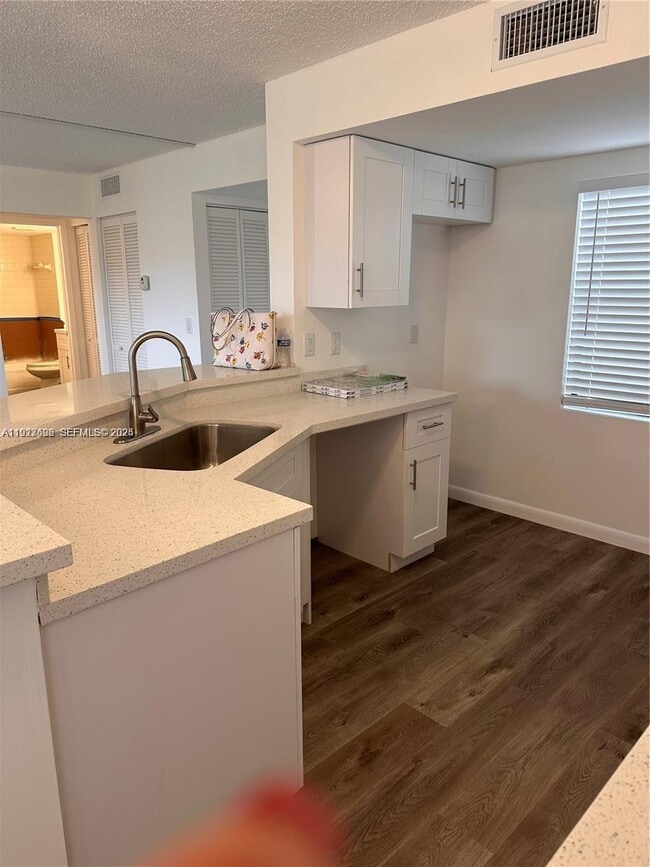 Building Photo - 9999 Summerbreeze Dr