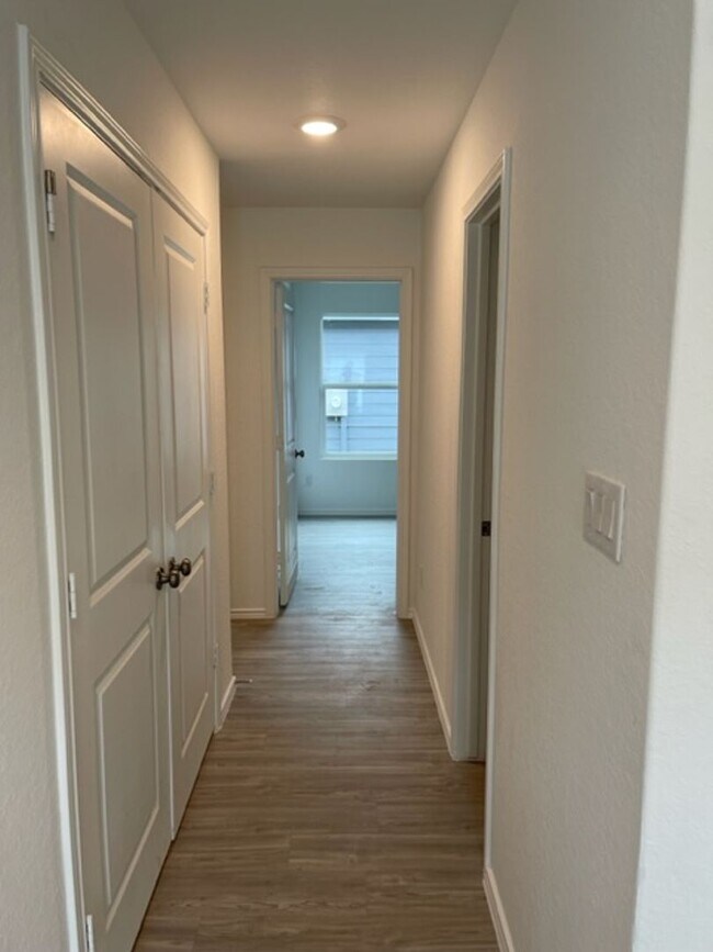 Building Photo - 4 Bedroom 2 Bath 1 Story Home!