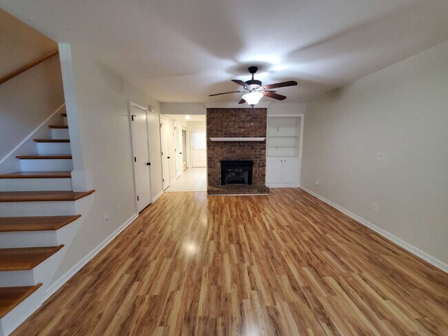 Foto del edificio - "Charming 2-Bed Townhouse Retreat with Modern Comforts in Hendersonville!"