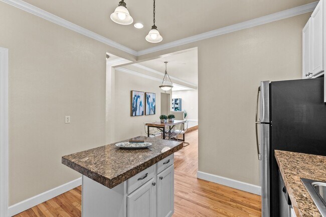 Foto del edificio - Beautiful Spanish Revival 3 Bedroom in Upt...