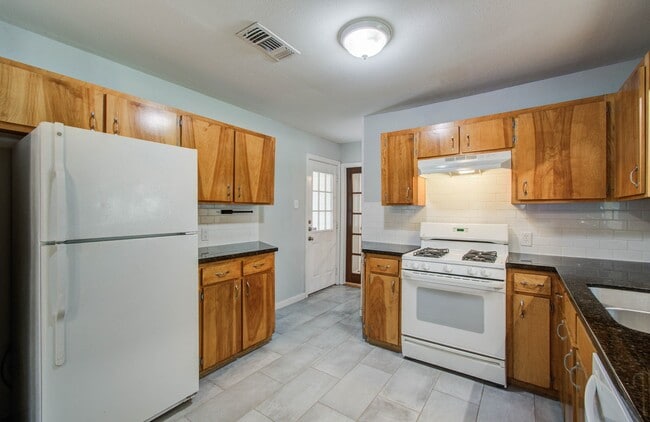 Building Photo - 5519 Huisache St