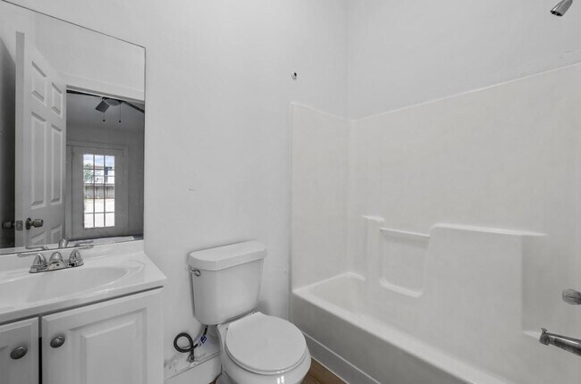 Building Photo - 2218 Magnolia Cir
