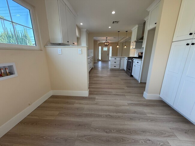 Building Photo - 1633 Kwis Ave