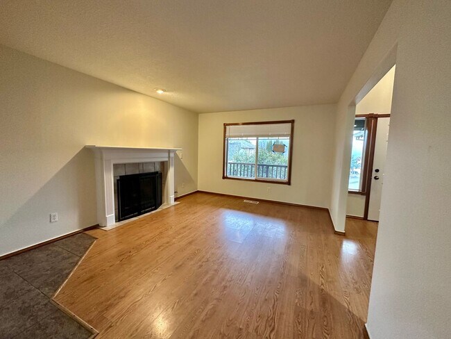 Foto del edificio - 4 Bedroom Home with New Paint and Flooring!