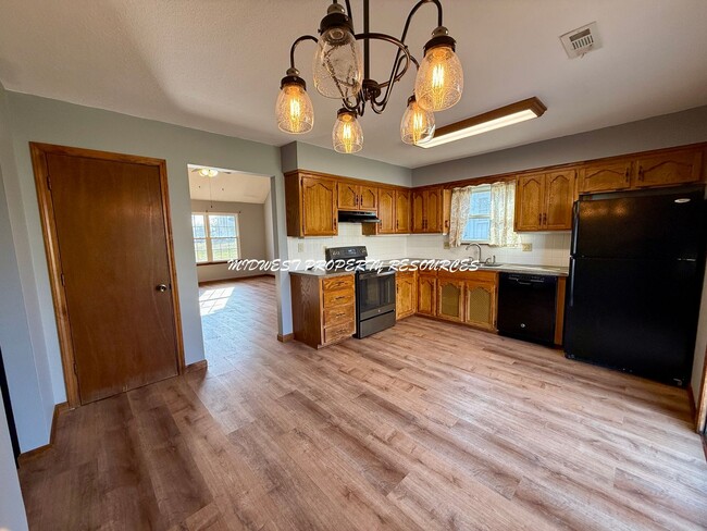 Building Photo - Charming 2bd 1.5 bath Duplex w/ Garage for Lease