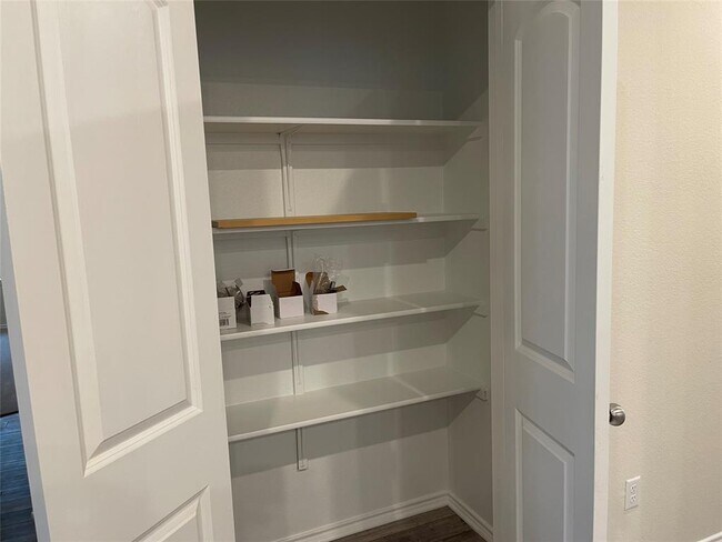 Building Photo - 105 Onna St